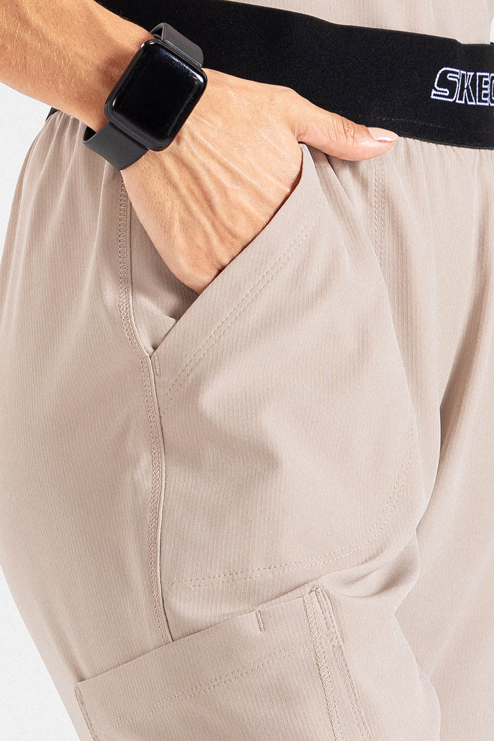 سكيتشرز نسائي طبي