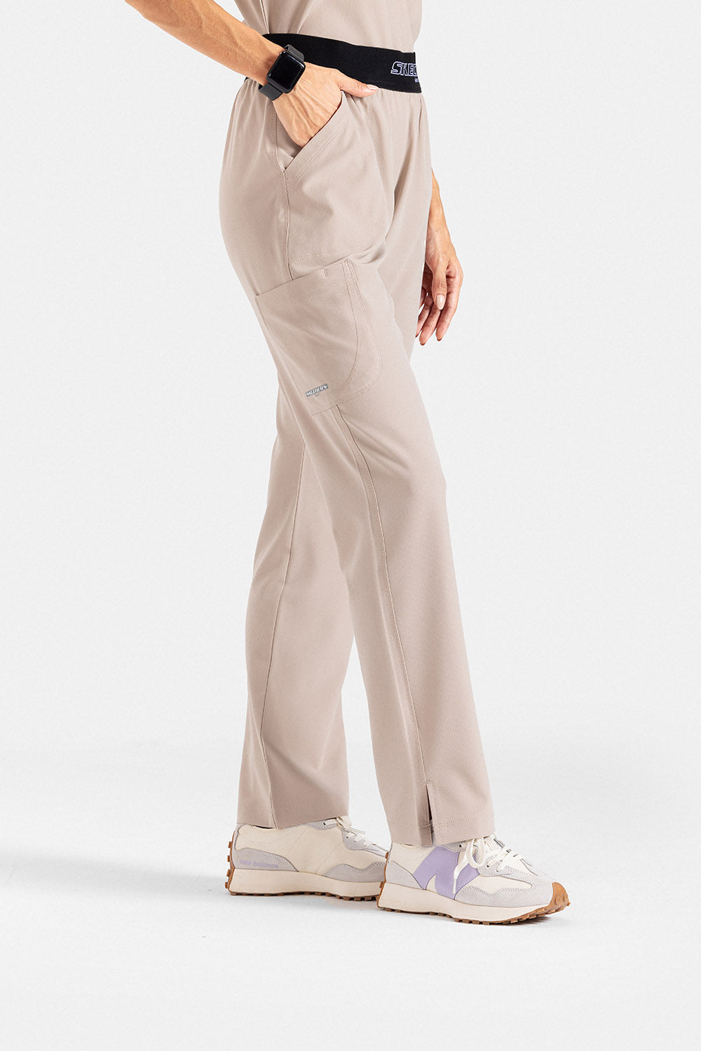 سكيتشرز نسائي طبي