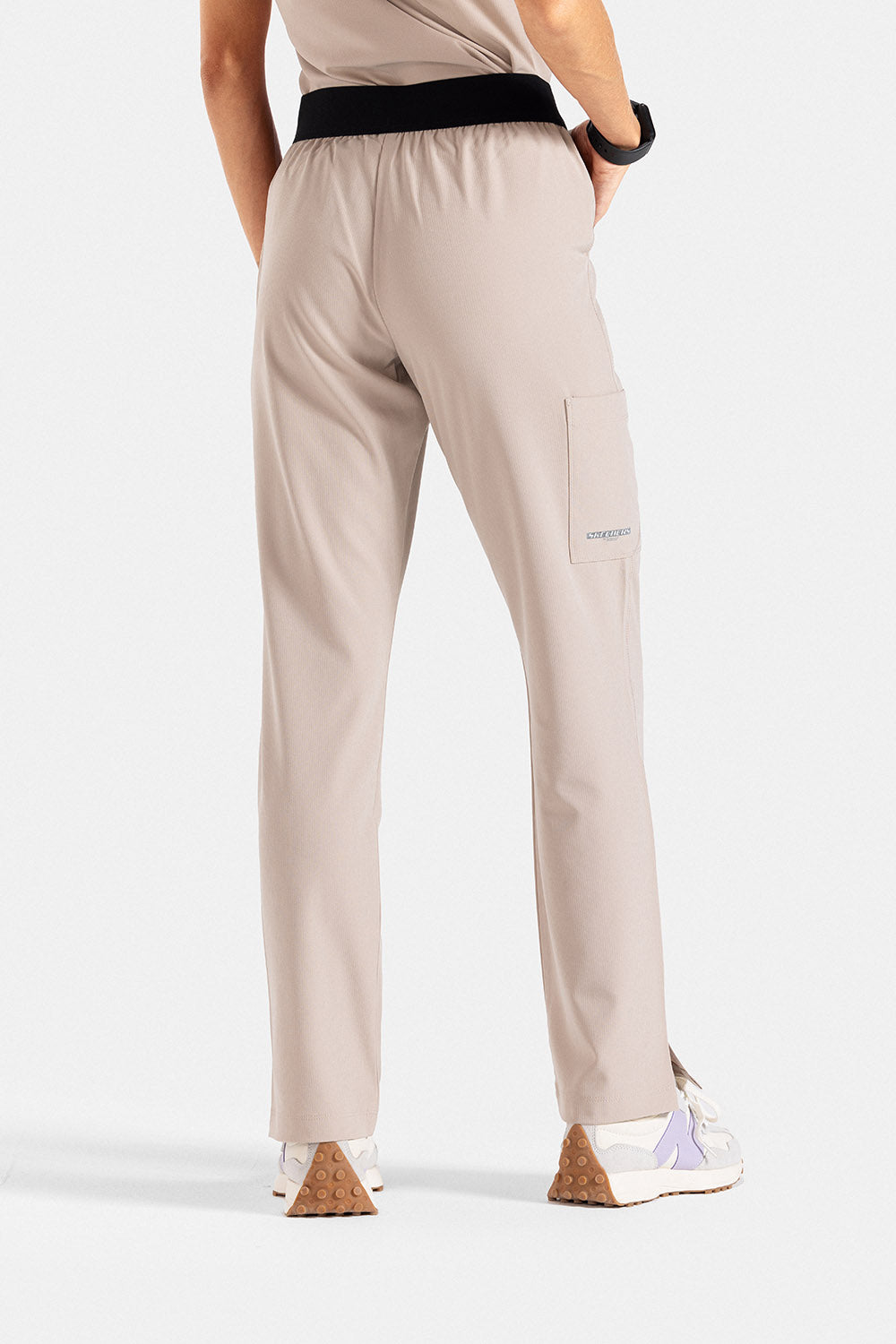 سكيتشرز نسائي طبي