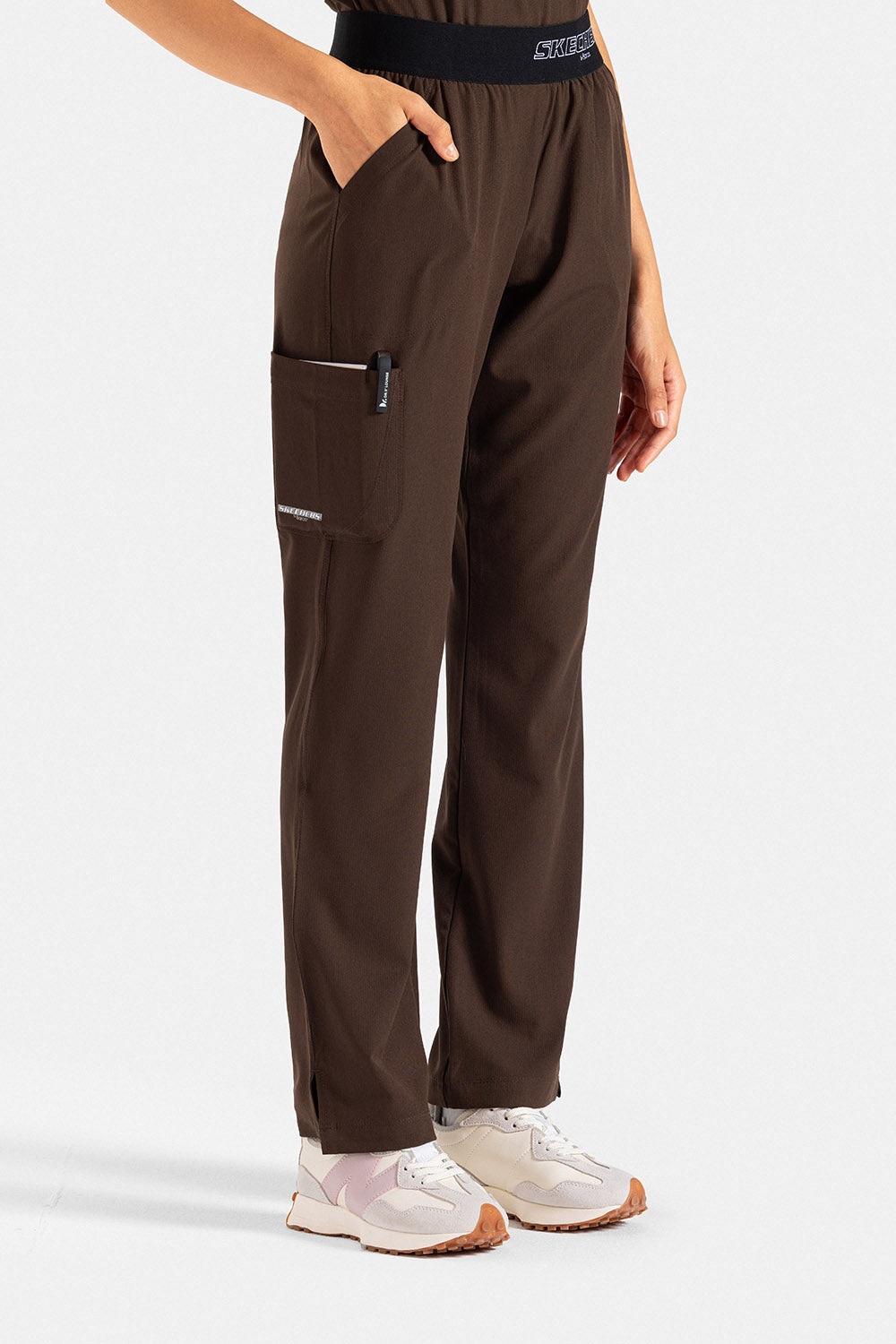 سكيتشرز نسائي طبي